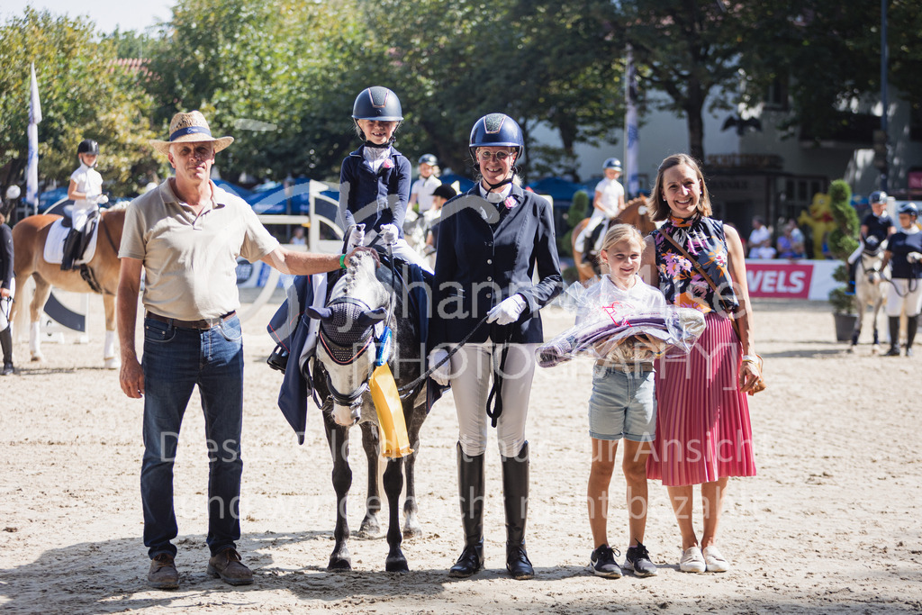 230910_OWLCh_Führzügel-182 | Deine schönsten Turniermomente als professionelle Fotos! Entdecke hochwertige Pferdesport-Fotografie im Online-Shop. Jetzt Fotos finden & bestellen!