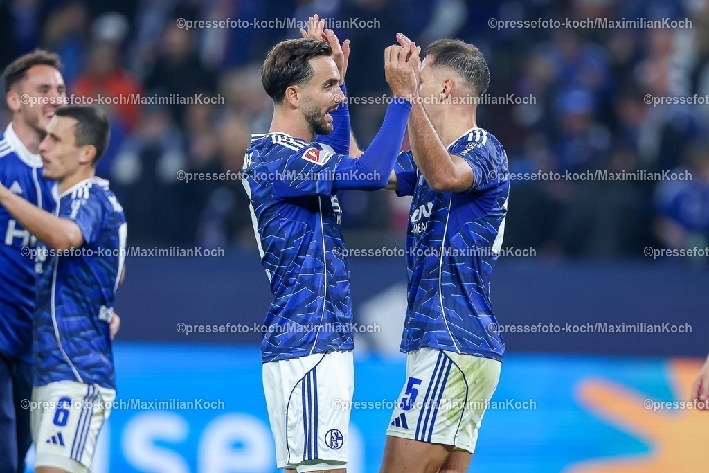 S0426092501252 | 25.09.2025, Fußball, FC Schalke 04 - SpVgg Greuther Fürth, 7.Spieltag, 2. Fußball Bundesliga, Veltins-Arena Gelsenkirchen, Saison 2025 2026: Abschlussjubel und Erleichterung bei den Schalkern nach dem 1:0 SIeg gegen Greuther Fürth. Kenan Karaman&nbsp;&nbsp;(Schalke04 #19) zusammen mit Nikola Katic&nbsp;(Schalke04 #25) DFB regulations prohibit any use of photographs as image sequences and or quasi-video.