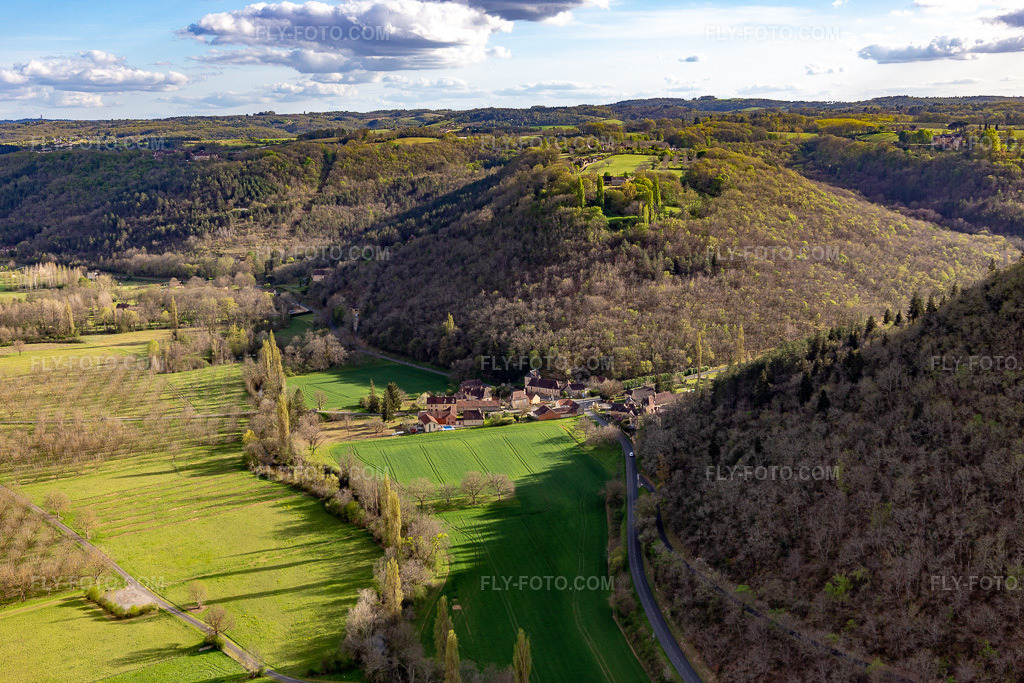 Aerial view: Céou Tal in Castelnaud-la-Chapelle in the state Dordogne, France. – Photo: IMG_113461.jpg taken on 04/16/2019 by Werner Riehm/FLY-FOTO.com – Resolution of the original: 5337 x 3558 px