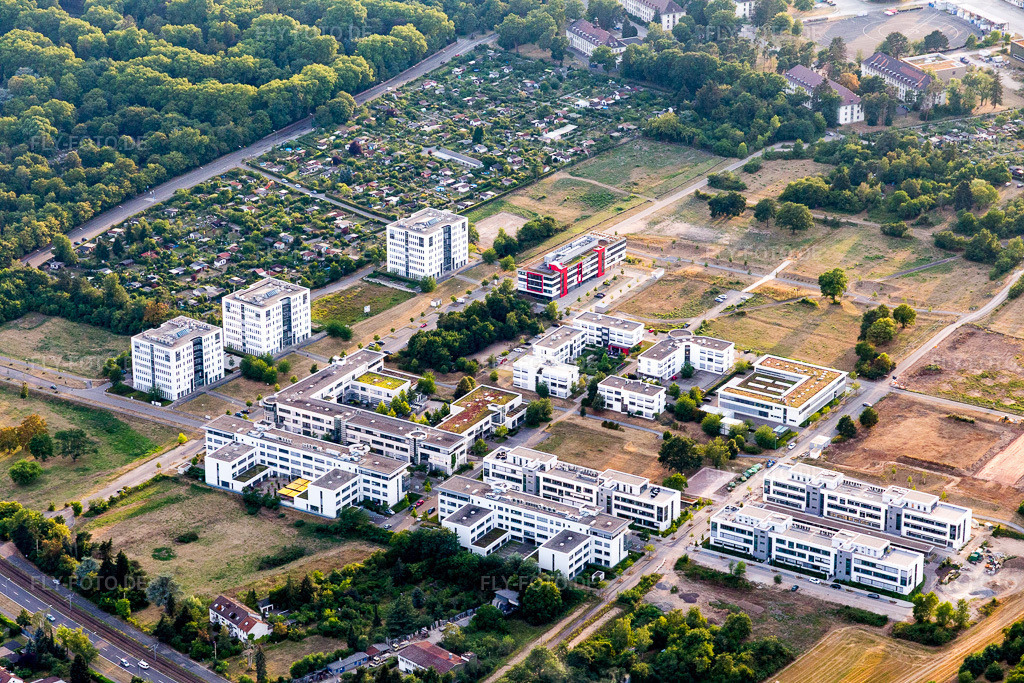 Luftbild: Forschungs- Gebäude und Bürokomplexe im High Tech-Center Karlsruhe im Ortsteil Rintheim in Karlsruhe im Bundesland Baden-Württemberg in Deutschland. Foto: IMG_109113.jpg vom 19.07.2018 durch Werner Riehm/FLY-FOTO.de
