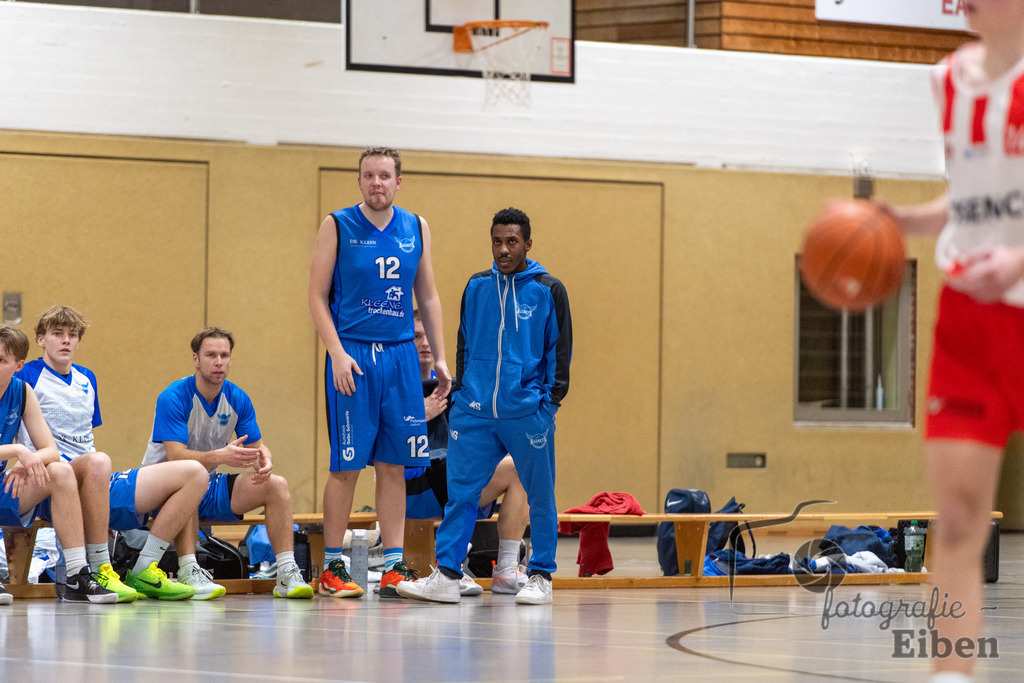 TSG Westerstede-Fortuna Logabirum | Basketball 2. Regionalliga; TSG Westerstede 2 (weiß)- Fortuna Logabirum (blau) am 12.12.2025 in Westerstede (Hössensportzentrum), Photo: Philip Eiben 2025 - Realisiert mit Pictrs.com