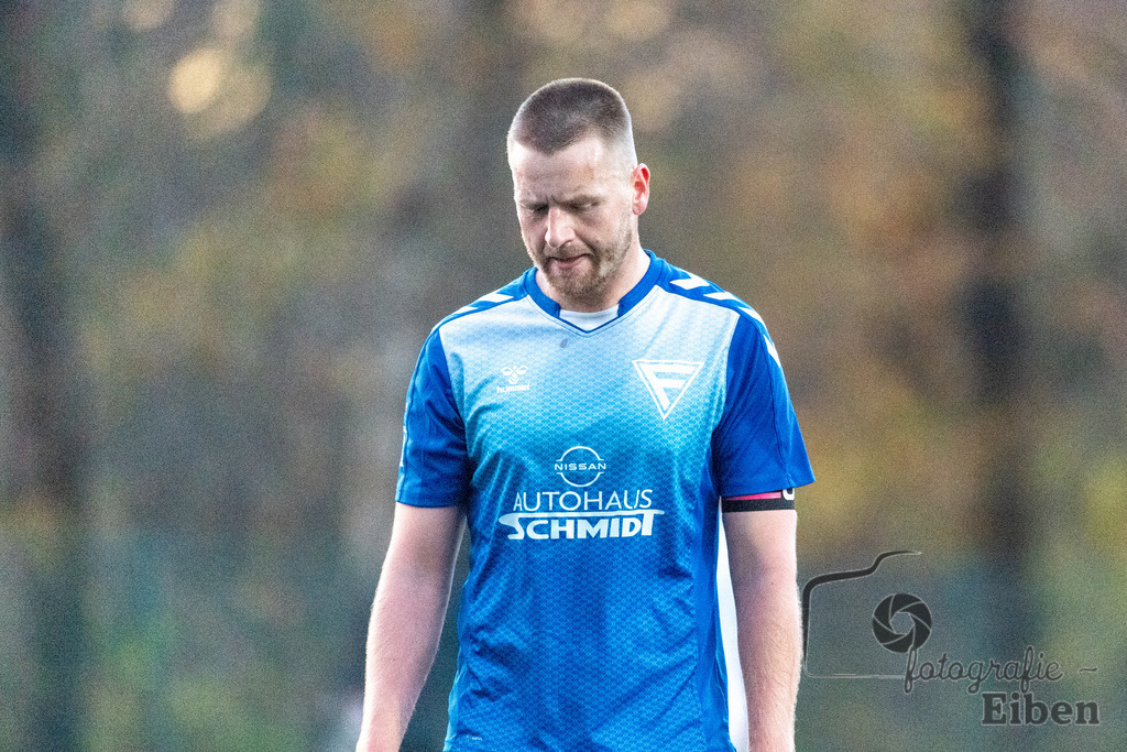 GVO Oldenburg-WSC Frisia | Herren Bezirksliga 2; GVO Oldenburg (weiß)-WSC Frisia Wilhelmshaven (blau) am 16.11.2025 in Oldenburg (Sportanlage GVO); Photo: Philip Eiben 2025 - Realisiert mit Pictrs.com