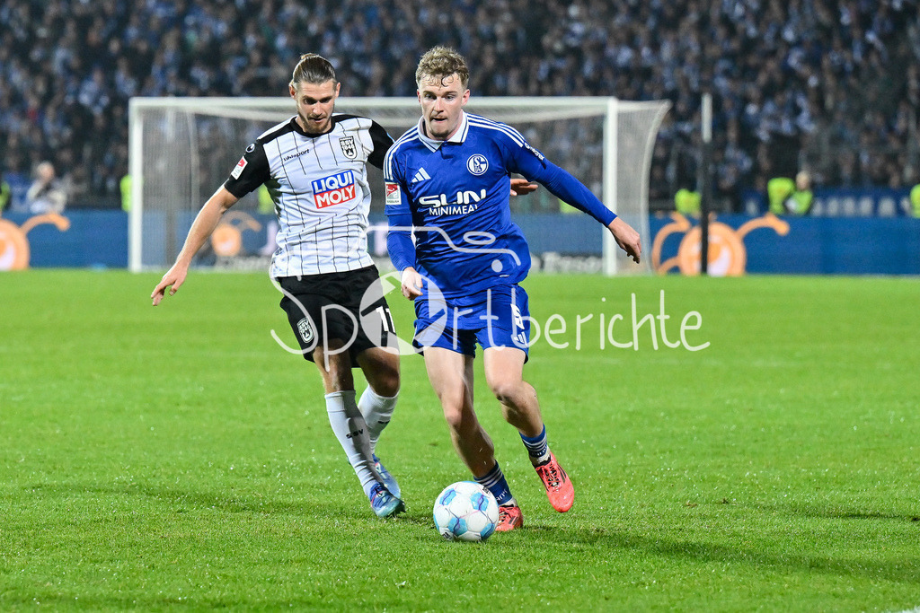 SSV Ulm 1846 Fussball - FC Schalke 04 | Im Duell Dennis CHESSA (SSV Ulm #11) und Derry John MURKIN (FC Schalke #5) / Zweikampf / 2. Bundesliga: SSV Ulm 1846 Fussball - FC Schalke 04, Donaustadion am 01.11.2024