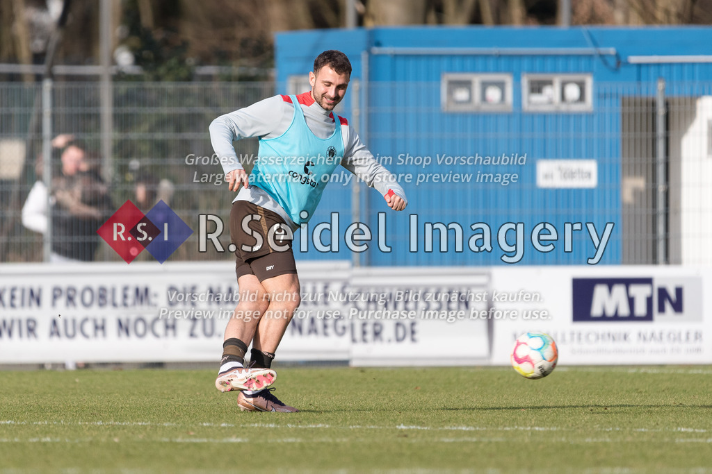 Fußball, Saison 2022/23, Regionalliga Nord, FC St. Pauli II - SV Atlas Delmenhorst, Edmund-Plambeck-Stadion (Norderstedt), 19.02.2023, 25. Spieltag | Serhat Imsak (#9, FCSP) wärmt sich auf.