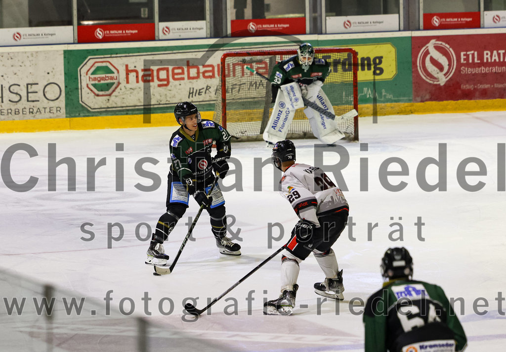 2022-09-30_049_TSV_Erding_gegen_EV_Dingolfing | Erding, Deutschland, 30.09.2022:
Eishockey, Bayernliga 2022 / 2023, Testspiel, TSV Erding gegen EV Dingolfing, Endergebnis: 3:4

Mark Waldhausen (Erding Gladiators, #27), Felix Karg (EV Dingolfing, #29)

Foto: Christian Riedel / fotografie-riedel.net