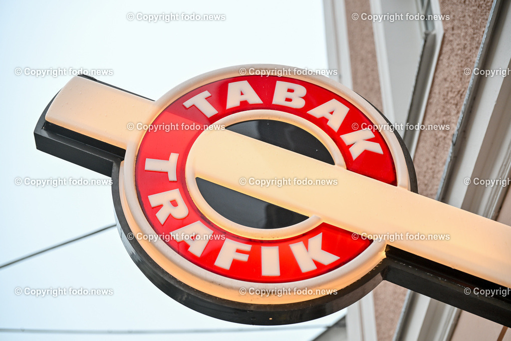 Trafik_ 18.01.2024-9 | 18.01.2024, Linz, AUT, Trafik, im Bild Trafik, Tabak, Tabaktrafik, Schild, Zeichen, Zigaretten, Verkauf, Lotto, Lottoschein, Fahne, Jackpot, Gewinnspiel, Zahlen, Symbol, Automat, Zigarettenautomat, Hinweisschilder, Verkaufsstelle, Geschaeft, Laden, Tabakindustrie, Tabakprodukte, Rauchen, Rauchwaren, Tabakwaren, Tabak, E-Zigarette