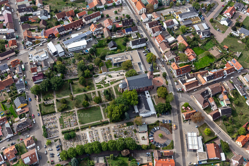 Luftbild: ev. Kirche Linkenheim im Ortsteil Linkenheim in Linkenheim-Hochstetten im Bundesland Baden-Württemberg in Deutschland. Foto: IMG_122901.jpg vom 11.09.2020 durch Werner Riehm/FLY-FOTO.de