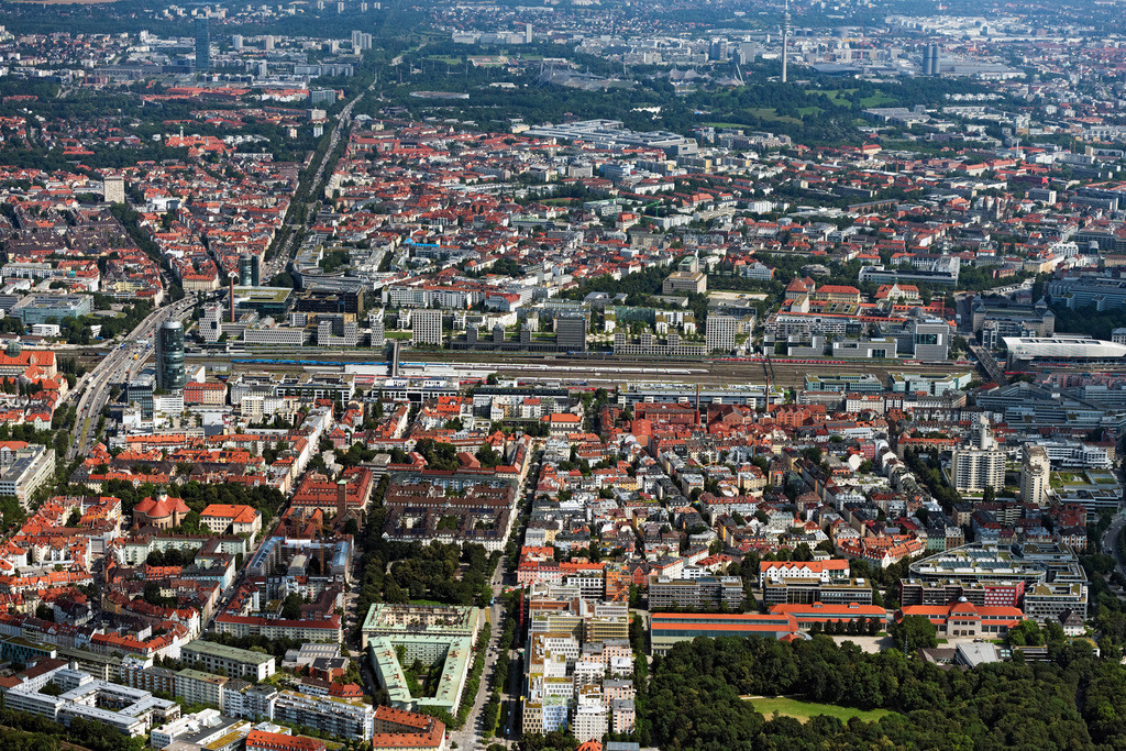 dr__0048541.jpg | MüNCHEN 19.07.2024 Stadtteil- Ansicht mit Blick auf Gleisanlagen, Streckenführung im Netz der Deutschen Bahn und Hauptbahnhof im inneren Stadtgebiet in München im Bundesland Bayern, Deutschland. Weiterführende Informationen bei: Deutsche Bahn AG. // District view with a view of track systems, route in the network of the Deutsche Bahn and central station in the inner city in Munich in the state Bavaria, Germany. Further information at: Deutsche Bahn AG. Foto: Daniel Reiter