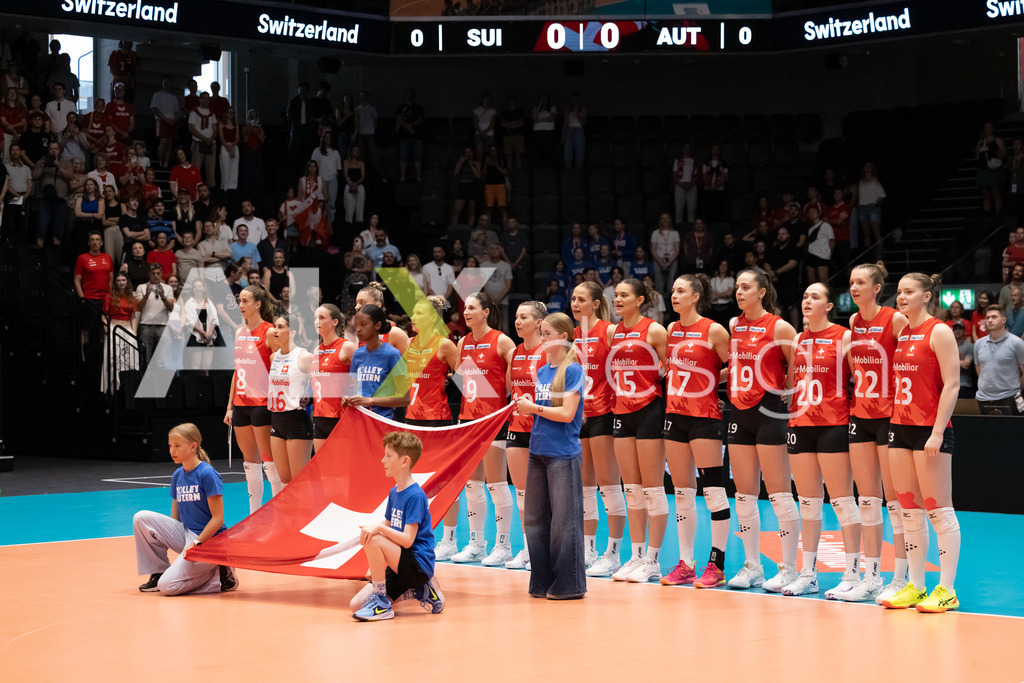Austria v Switzerland - CEV European League Women | KRIENS, SWITZERLAND - JUNE 14: Team of Switzerland during the national anthem at the CEV European League match between Austria and Switzerland at Pilatus Arena on June 14, 2026 in Kriens, Switzerland. - Realisiert mit Pictrs.com
