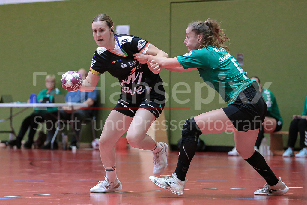 Handball, Testspiel Frauen, SV Werder Bremen - VfL Oldenburg | v.li.: Paulina Golla (VfL Oldenburg, 29) und Lara Niemann (SV Werder Bremen, 5) im Zweikampf, Duell, Spielszene, Aktion, Action