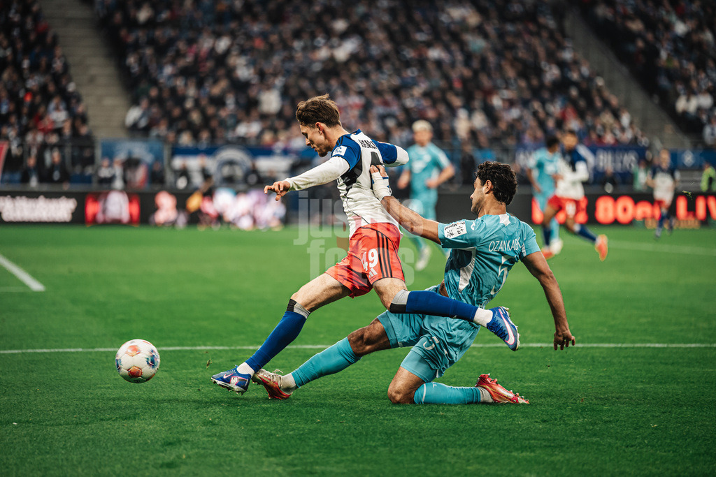 Fußball | Männer | Saison 2025/2026 | 1. Fußball-Bundesliga | 31. Spieltag | Hamburger SV vs. TSG Hoffenheim | 25.04.2026 | v.l. Otto Stange (#49, HSV) gegen Ozan Kabak (#5, TSG Hoffenheim)