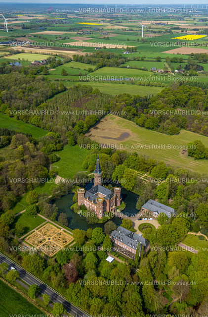 Bedburg-Hau240402470SchlossMoyland | Luftbild, Museum Schloss Moyland, neugotisches Wasserschloss und Schlosspark umgeben von Wiesen und Feldern und Wald, Ausflugsziel am Niederrhein, Moyland, Bedburg-Hau, Niederrhein, Nordrhein-Westfalen, Deutschland
