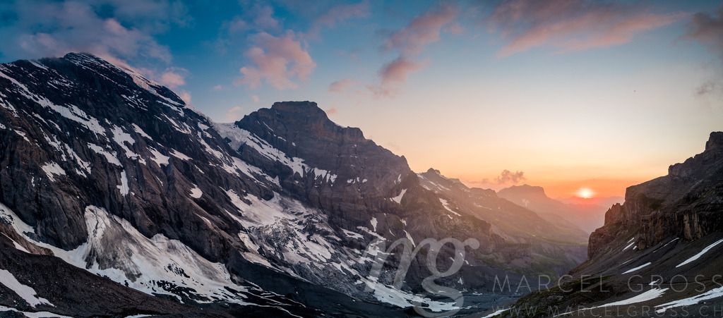 view from Gspaltenhornhütte through Kiental Valley into the sunset | Die ideale Geschenkidee für Naturliebhaber. Naturbilder von Marcel Gross Photography für ihr Zuhause in den verschiedensten Formaten und Materialien. - Realisiert mit Pictrs.com