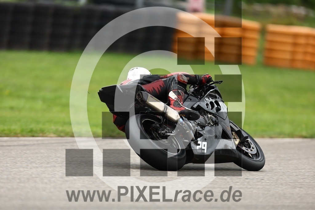 0029-20250903_01086 | Schöne Erinnerungen an spannende Momente - das festzuhalten ist unser Job. PIXELrace.de ist seit 2003 auf den Rennstrecken Europas unterwegs um die Action draußen beim Fahren und die wunderbare Stimmung imm Fahrerlager für euch einzufangen.