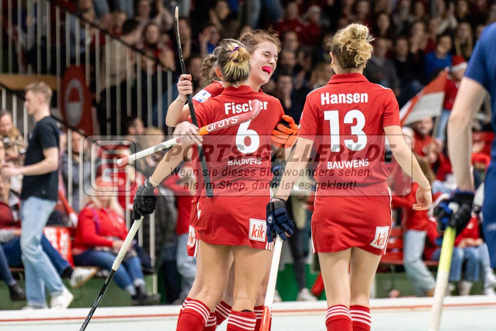 SFE_20241220_0091 | Köln, Deutschland, 20.12.2024:  Hockey 1. Bundesliga Damen Rot-Weiss Köln - Düsseldorfer HC im KTHC Stadion Rot-Weiss Köln Tennis and Hockey Club am 20.12.2024 in Köln, Deutschland. (Foto von Stephan Fehrmann)Köln, Germany, 20.12.2024: Hockey 1. Bundesliga Damen Rot-Weiss Köln - Düsseldorfer HC in KTHC Stadion Rot-Weiss Köln Tennis and Hockey Club at 20.12.2024 in Köln, Deutschland. (Foto from Stephan Fehrmann)