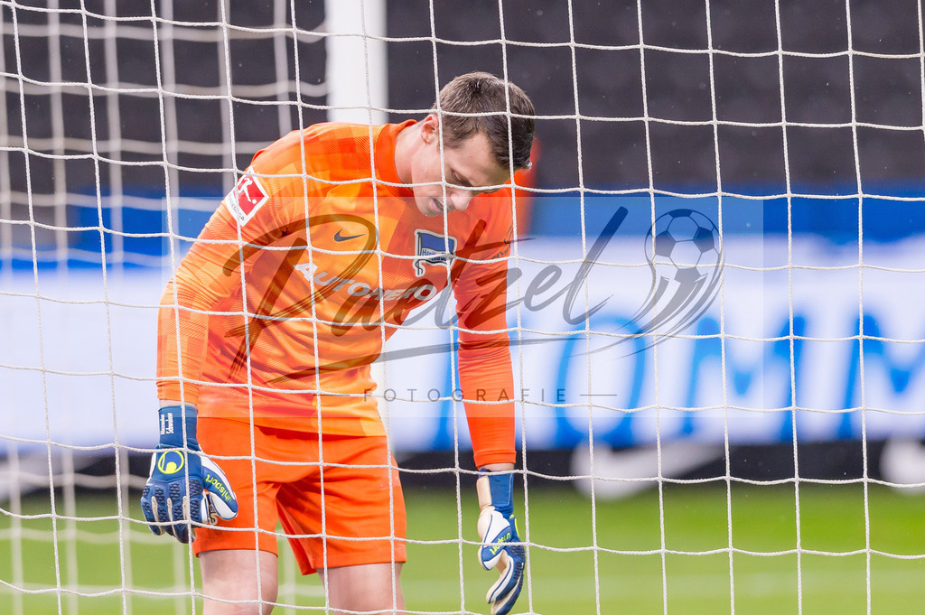 HERBOC20220204_071 | Fussball, Herren: Torwart Alexander Schwolow (Hertha BSC) enttaeuscht bei dem Spiel der 1. Bundesliga zwischen Hertha BSC und VfL Bochum im Olypiastadion am 04.02.2022 in Berlin, Deutschland.DFB / DFL REGULATIONS PROHIBIT ANY USE OF PHOTOGRAPHS AS IMAGE SEQUENCES AND/OR QUASI-VIDEO. - Realisiert mit Pictrs.com