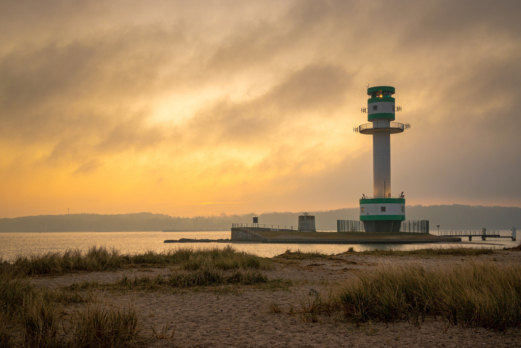 Leuchtturm Friedrichsort im Morgendunst | Der neue Leuchtturm in Kiel Friedrichsort am Falckensteiner Strand steht seit 1971. Er sichert dort die engste Stelle der Kieler Förde.