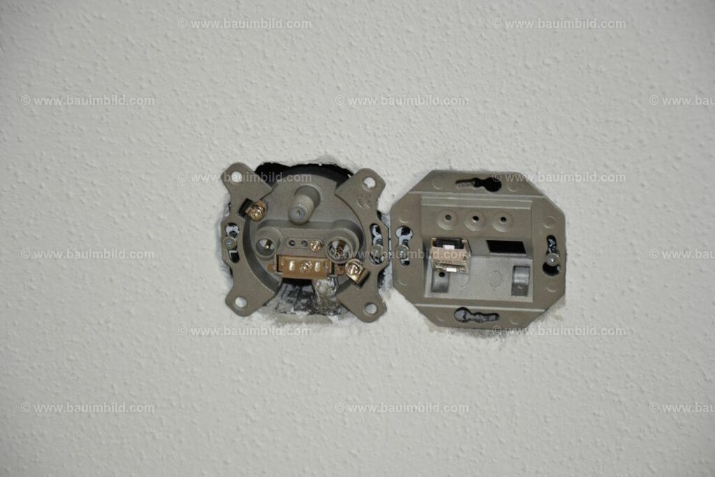 bib-lg17-elektroinstallation-0260 | Nach LV-Leistungsgruppen sortierte Detailfotos über den Bau eines Hauses. Alle Hausbau-Bilder direkt vom Urheber und Autor der Website Haus-Selber-Bauen.com