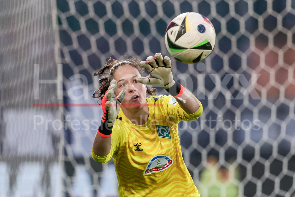 Fussball, Google Pixel Frauen-Bundesliga, SGS Essen - SV Werder Bremen | v.li.: Livia Peng (Torhüterin, Torwart, SV Werder Bremen, 1) am Ball, Einzelbild, Aktion, Action, Spielszene, Portrait, Nahaufnahme, Einzelfoto, Einzelbild, DIE DFB-RICHTLINIEN UNTERSAGEN JEGLICHE NUTZUNG VON FOTOS ALS SEQUENZBILDER UND/ODER VIDEOÄHNLICHE FOTOSTRECKEN. DFB REGULATIONS PROHIBIT ANY USE OF PHOTOGRAPHS AS IMAGE SEQUENCES AND/OR QUASI-VIDEO.