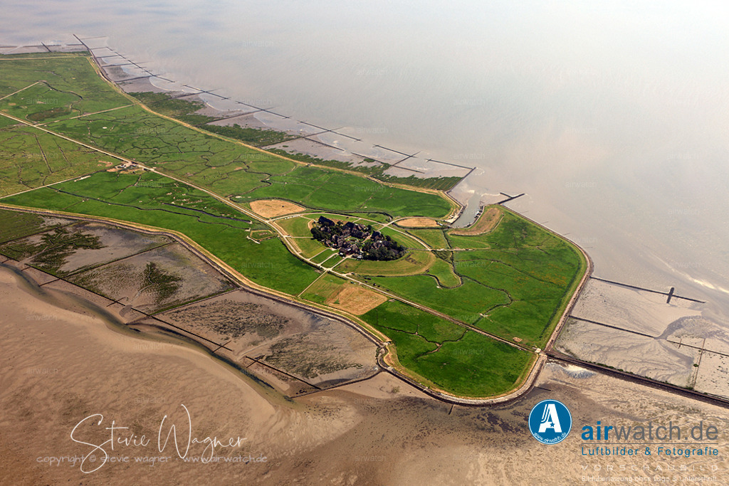 Luftbilder Hallig Oland | Für einen Tagesausflug nach Oland kann man das Watt überqueren oder mit einem Schiff von Schlüttsiel oder Dagebüll anlaufen. Die Hallig bietet die Möglichkeit, die unberührte Natur inmitten der Nordsee zu genießen.