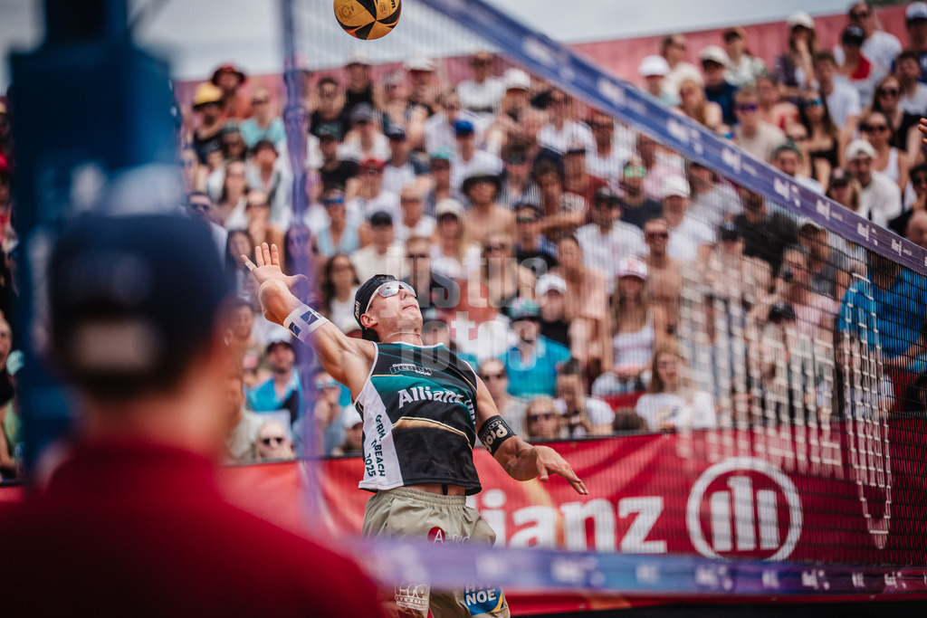Beachvolleyball | Männer | Allianz German Beach Tour 2025 | Tourstop München | 06.07.2025 | Laurenc Grössig beim Angriff