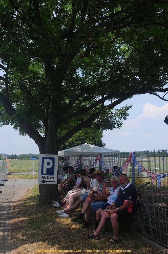 Geißmannsdorf-2026-Festumzug-058 | Festumzug in Geißmannsdorf bei Bischofswerda im Juni 2026. Fotografische Eindrücke und Momentaufnahmen vom Festumzug anläßlich des 800-jährigen Bestehens von Geißmannsdorf - mit Teilnehmern und Gästen, Strohpuppen und geschmückten Vorgärten und Grundstücken - Realisiert mit Pictrs.com