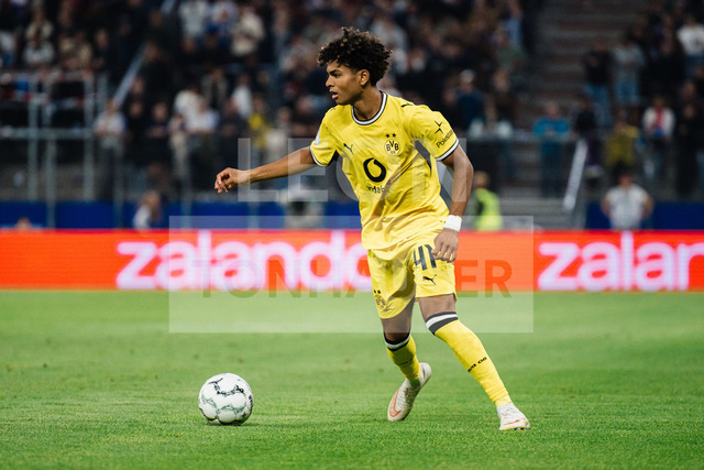 DFB-Pokal: HEBC - Borussia Dortmund, 01.09.2026 | Mathis Albert (Borussia Dortmund, 41) am Ball; Fußball, DFB-Pokal, 1. Runde: HEBC vs. Borussia Dortmund am 01.09.2026 im Volksparkstadion, HamburgDFB REGULATIONS PROHIBIT ANY USE OF PHOTOGRAPHS AS IMAGE SEQUENCES AND/OR QUASI-VIDEO. - Realisiert mit Pictrs.com