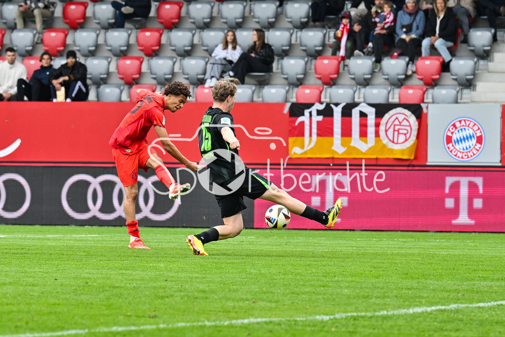 FC Bayern München U19 - VfL Wolfsburg U19 | in dieser Szene erzielt Sadiki CHEMWOR (FC Bayern U19 #15) den Treffer zum 1-0 fuer die Bayern / Tor / Torschuetze / Freude / Happy / U19 DFB Nachwuchsliga Endrunde: FC Bayern Muenchen - VfL Wolfsburg, FC Bayern Campus am 26.04.2025