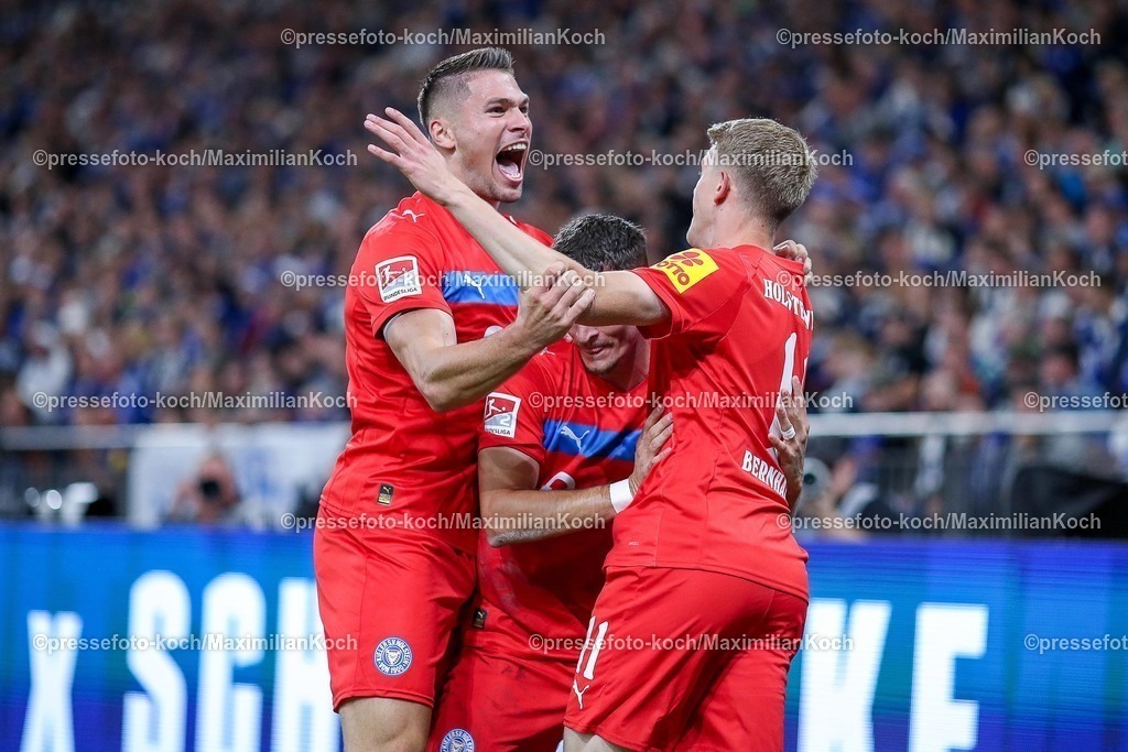 S0413092501045 | 13.09.2025, Fußball, FC Schalke 04 - Holstein Kiel, 5.Spieltag, 2. Fußball Bundesliga, Veltins-Arena Gelsenkirchen, Saison 2025 2026: Torjubel nach dem Tor zum 1:0 durch Torschütze Alexander Bernhardsson&nbsp;(Holstein Kiel #11)  zusammen mit  Adrián Kapralik&nbsp;(Holstein Kiel #20) DFB regulations prohibit any use of photographs as image sequences and or quasi-video.
