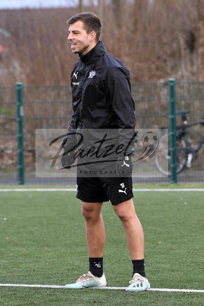 20200131_TRAOSN_0093 | Fußball, Herren: Kevin Wolze (VfL Osnabrueck) schaut waehrend der Trainingseinheit des VfL Osnabrueck im Sportpark Illoshoehe am 31.01.2020 in Osnabrueck, Deutschland. - Realisiert mit Pictrs.com