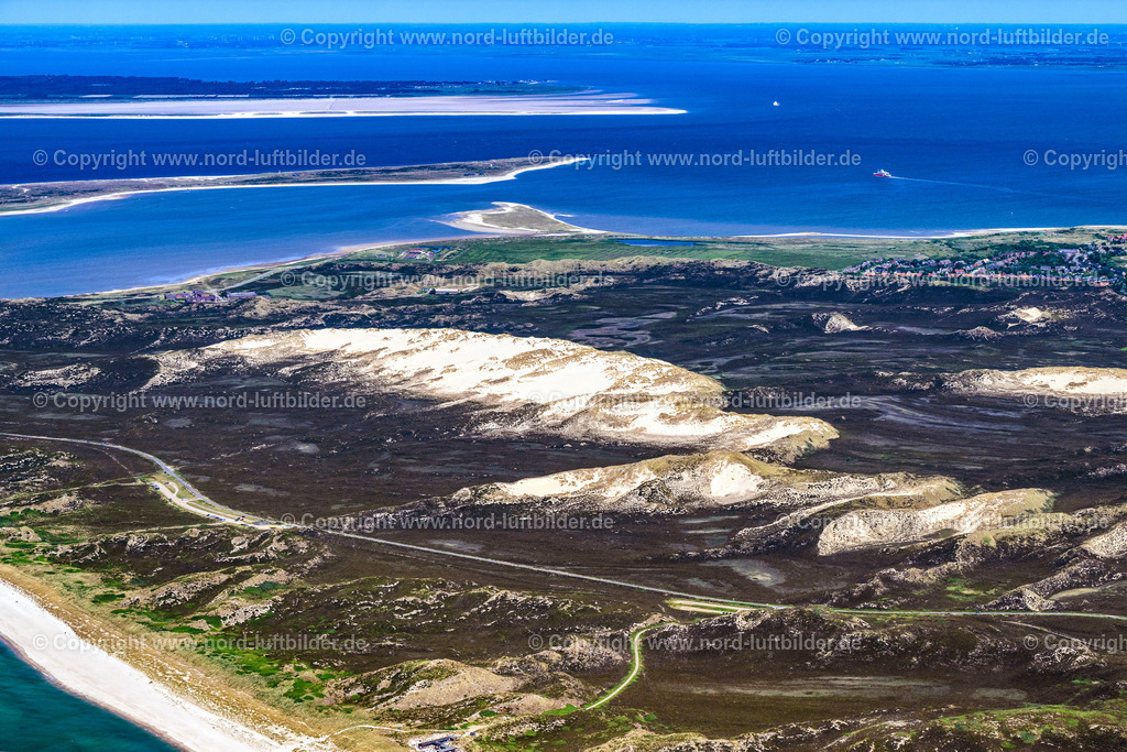 Sylt_List_Wanderdünen_ELS_5609130625 | LIST 13.06.2025 Aufschüttungen einer Sand- Dünen- und Wanderdünen- Landschaft in List auf der Insel Sylt im Bundesland Schleswig-Holstein, Deutschland. // Sand, dune and shifting dune landscape in List at the island Sylt in the state Schleswig-Holstein, Germany. Foto: Martin Elsen
