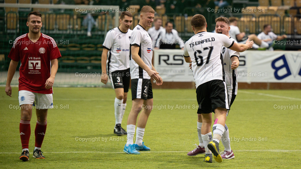 Vorrunde - Gruppe B - TS Einfeld vs TuS Nortorf | Jubel beim TS Einfeld um den Torschützen zum 3-0 Jannis Blöcker (Einfeld #67) // 44. RS-Reifenhandel-Cup 2024 / Vorrunde - Gruppe B - TS Einfeld vs TuS Nortorf / Holstenhalle 1 / Neumünster / 26.12.24 - Realisiert mit Pictrs.com