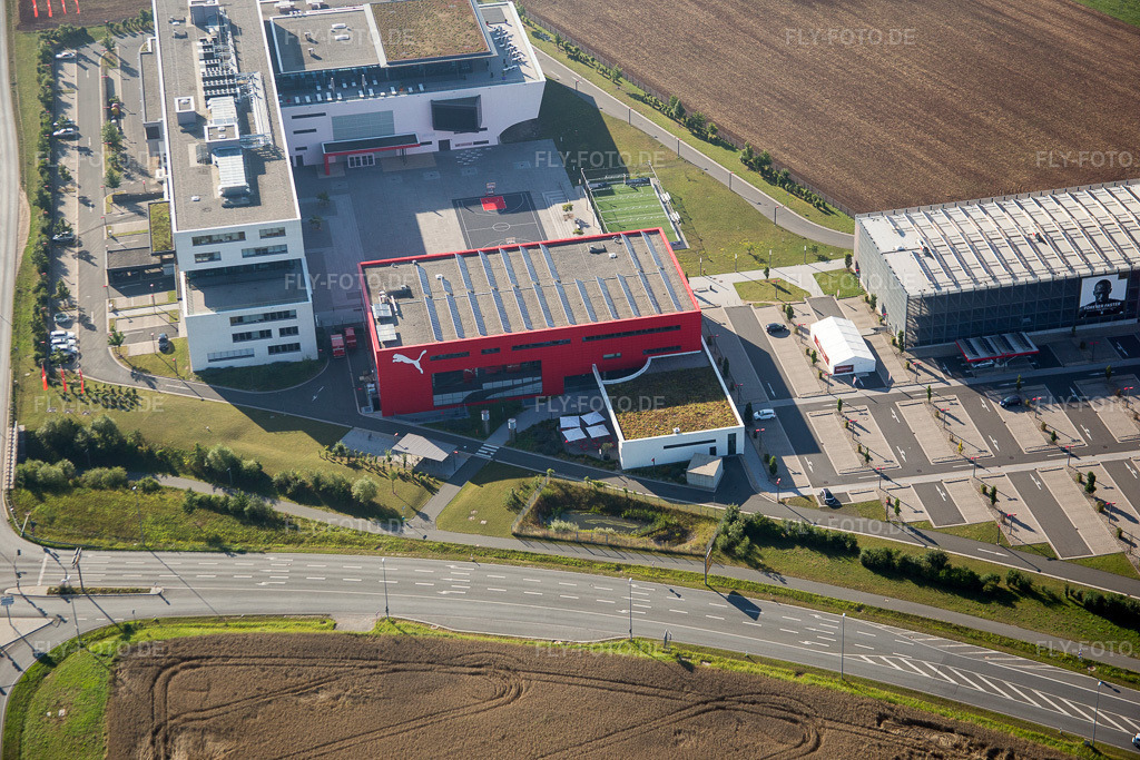 Luftbild: Verwaltungsgebäude und Bürokomplex von adidas im Ortsteil Haundorf in Herzogenaurach im Bundesland Bayern in Deutschland. Foto: IMG_092696.jpg vom 07.08.2016 durch Werner Riehm/FLY-FOTO.de