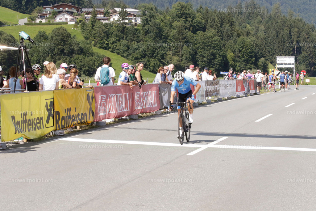981_20230817_Bewerb_Maenner_Muehlanger | AUT - OESTERREICH, 2023-08-16: SPORT RENNRAD-FAHREN - 55. INTERNATIONALER RADWELTPOKAL IN ST. JOHANN IN TIROL  - Vintage-Radrennen mit WM-Bronze-Medaillen-Siegerin Christina Schweinberger, den Teilnehmer und Alexander Baumann (vom Orginastions-Team) - TAG 2 BEWERB MAENNER IN SECHS GRUPPEN  ; Foto: Roland Muehlanger