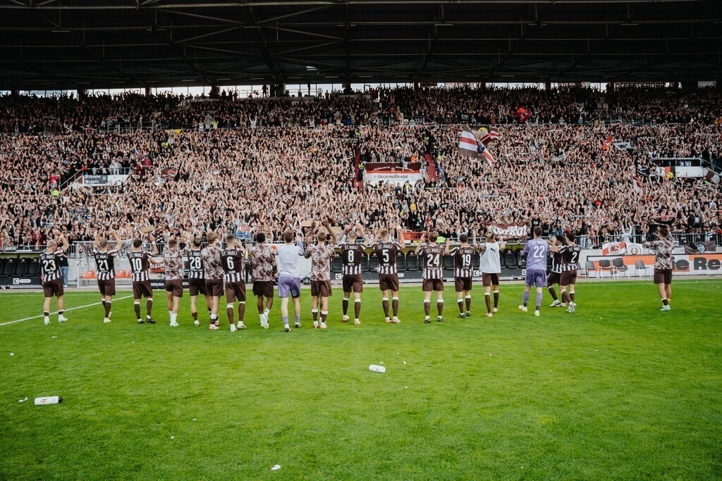 FCP02996 | Der offizielle Shop für FC St. Pauli Fotos. Wähle aus Spielszenen & Fanmomenten dein FCSP Wunschformat. Wir liefern Millerntor-Atmosphäre.