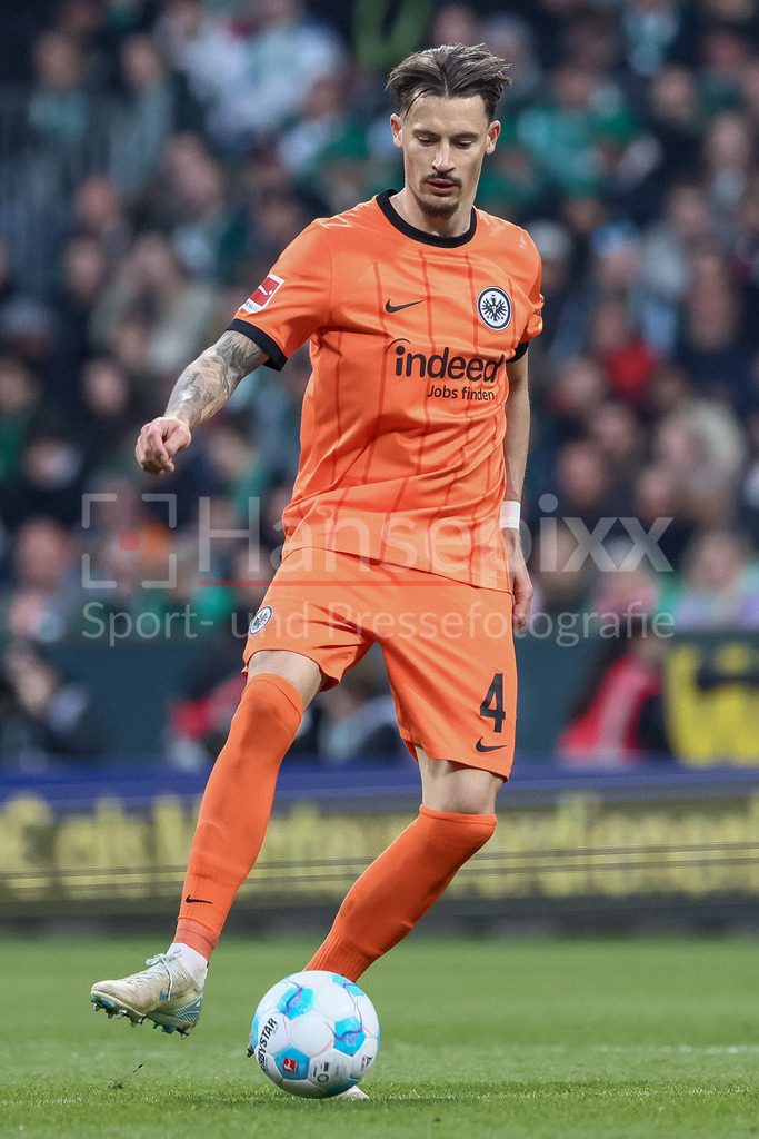 Fussball, Bundesliga, SV Werder Bremen - Eintracht Frankfurt | v.li.: Robin Koch (Eintracht Frankfurt, 4) am Ball, Freisteller, Einzelbild, Ganzkörper, Aktion, Action, Spielszene, DIE DFL-RICHTLINIEN UNTERSAGEN JEGLICHE NUTZUNG VON FOTOS ALS SEQUENZBILDER UND/ODER VIDEOÄHNLICHE FOTOSTRECKEN. DFL REGULATIONS PROHIBIT ANY USE OF PHOTOGRAPHS AS IMAGE SEQUENCES AND/OR QUASI-VIDEO.