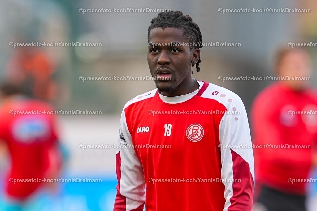xYDRx18102501179 | 18.10.2025, xydrx, Fußball, 3.Liga, Rot-Weiss Essen - FC Viktoria Köln, Saison 2025 2026, Stadion an der Hafenstraße: Franci Clarck Bouebari Kitsamoutsele (Rot-Weiss Essen #19)   DFB regulations prohibit any use of photographs as image sequences and or quasi-video.