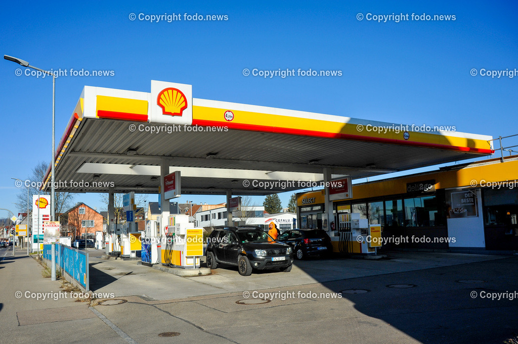 Deutschland_ Baden-Wuerttemberg_ Goeppingen_ 15.01.2025-30 | 15.01.2025, Deutschland, GER, Baden-Wuerttemberg, Goeppingen, im Bild Shell, Tankstelle, Spritpreise, Sprit, Treibstoff, Zapfsaeule, Benzin, Diesel, Superbenzin, Ultimate Diesel, CO2 Steuer, Oelpreise, teuer, Euro, Auto, KFZ, LKW, Verteuerung, Erhoehung, Tanken, Marke, Schild, Logo, Leuchtreklame, Werbung