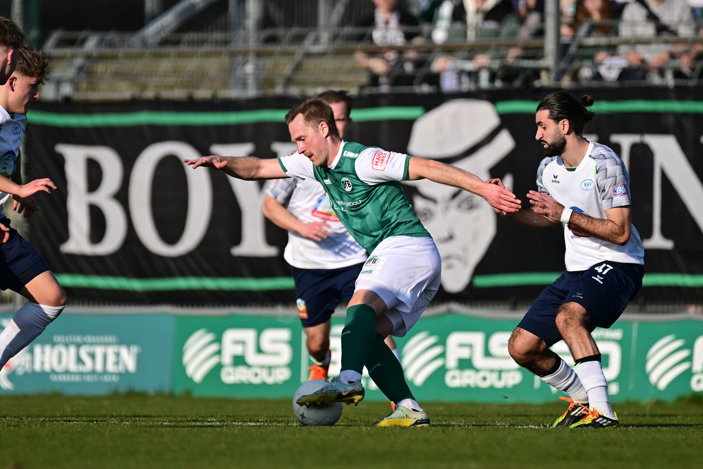 Fußball I Herren I Saison 2024-2025 I Regionalliga Nord I 25. Spieltag I VfB Lübeck - SSV Jeddeloh | Moritz Göttel (33, VfB Lübeck) am Ball - Realisiert mit Pictrs.com