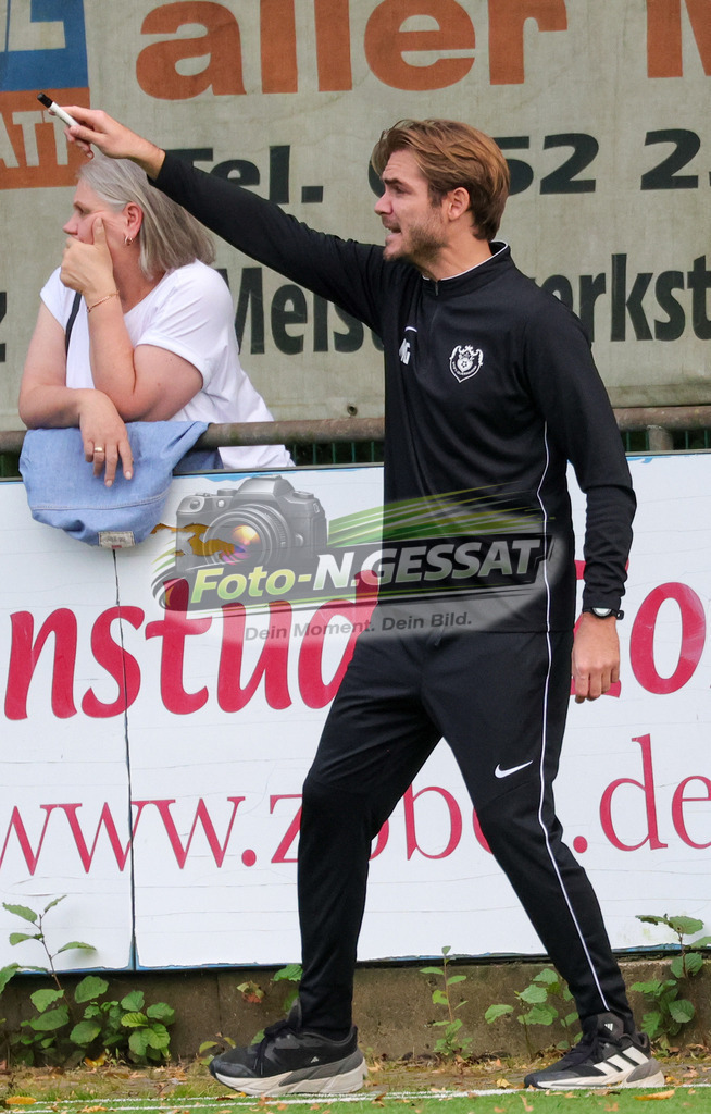 BV Stift Quernheim - TuS Dielingen | Auf dem Bild zu sehen: BV Stift Quernheim Trainer: Maximilian Grove BV Stift Quernheim, TuS Dielingen, Saison 26/27, Bezirksliga, Stift Quernheim, Deutschland - Realisiert mit Pictrs.com