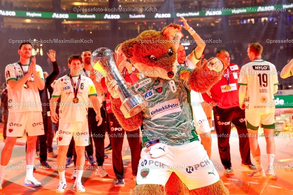 xSSCx19042602072 | 19.04.2026, xsscx, Handball, DHB-Pokal Lidl Final4, Finale, Füchse Berlin - Bergischer HC, Saison 2025 / 2026 Herren, Lanxess Arena, Köln: Die Mannschaft der Füchse Berlin feiert den Sieg im DHB-Pokal Photo: xSandraxScherningxPressefotoKochx
