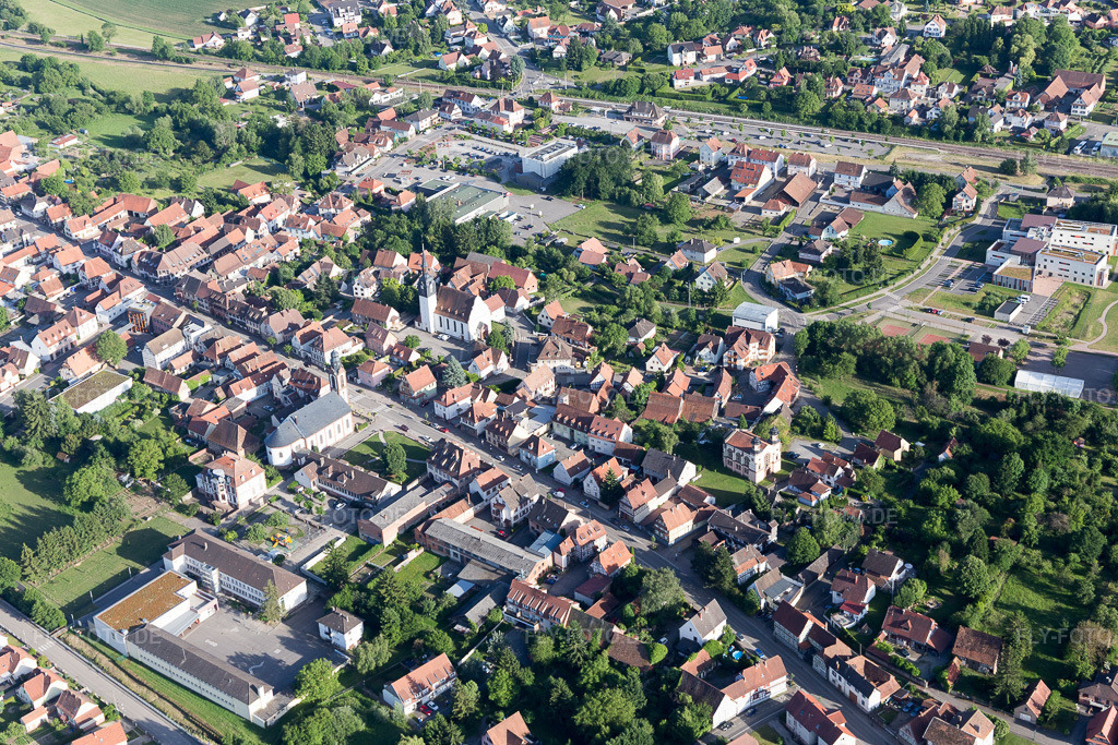 Luftbild: Ortsansicht in Soultz-sous-Forêts im Bundesland Bas-Rhin in Frankreich. Foto: IMG_100775.jpg vom 08.06.2017 durch Werner Riehm/FLY-FOTO.de