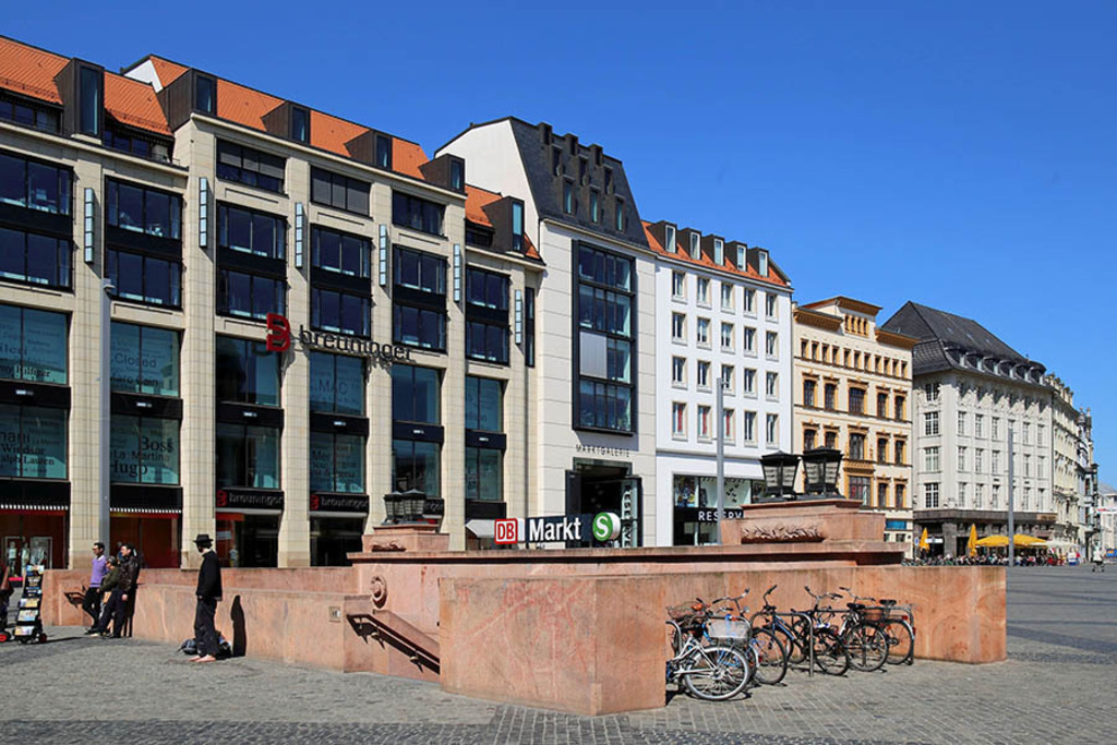 Foto: Leipzig - Untergrundmessehaus - Blick zur Marktgalerie | Das Team hinter BILDLEXIKON LEIPZIG bündelt historische wie aktuelle Informationen über die Stadt Leipzig in Text und Bild auf einer Plattform und stellt diese der interessierten Öffentlichkeit zur Verfügung.