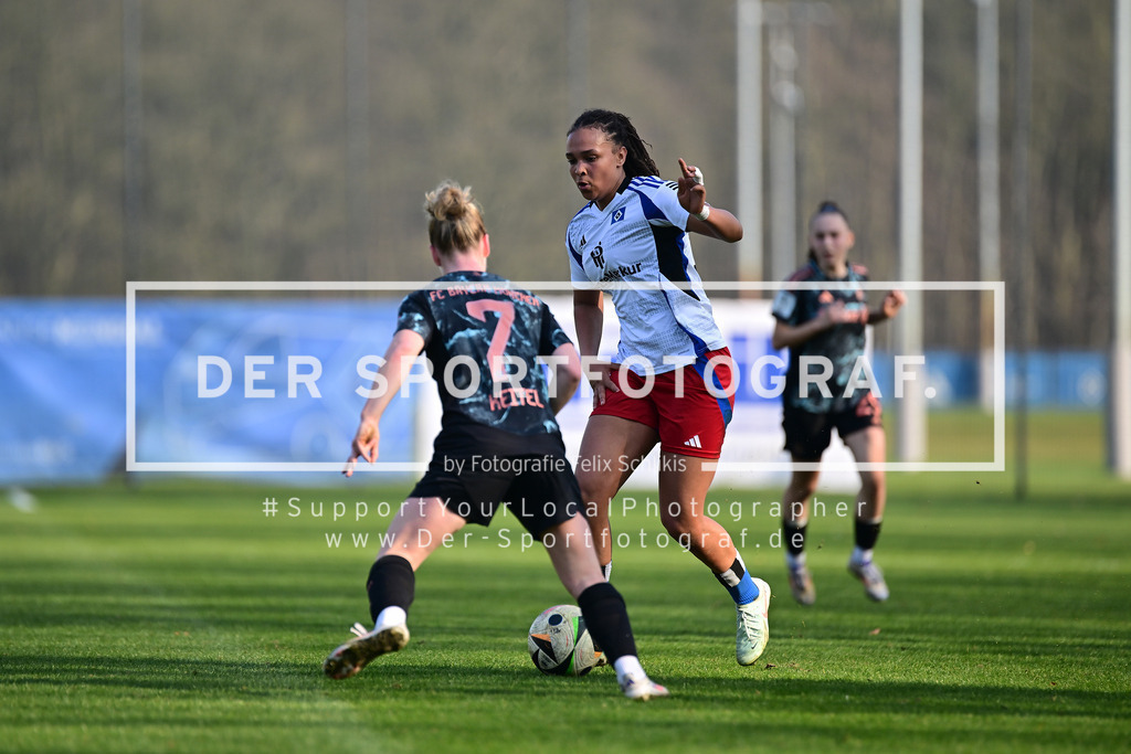 Fußball I Frauen I Saison 2024-2025 I 2. Bundesliga I 17. Spieltag I Hamburger SV - FC Bayern München II I 18458 | Theresa Keitel (7, FC Bayern München II) Lisa Baum (11, Hamburger SV) - Realized with Pictrs.com