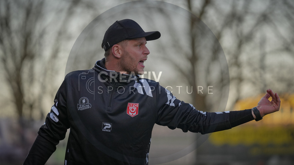 Fußball, Herren, Saison 2025/2026, Regionalliga Nordost, 22. Spieltag, FSV 63 Luckenwalde vs. Hallescher FC, Dienstag 07.04.2026, Werner-Seelenbinder-Stadion Luckenwalde, | Fußball, Herren, Saison 2025/2026, Regionalliga Nordost, 22. Spieltag, FSV 63 Luckenwalde vs. Hallescher FC, Dienstag 07.04.2026, Werner-Seelenbinder-Stadion Luckenwalde, Im Bild: Robert Schröder (Trainer HFC) aktiv an der Seitenlinie. - Realisiert mit Pictrs.com
