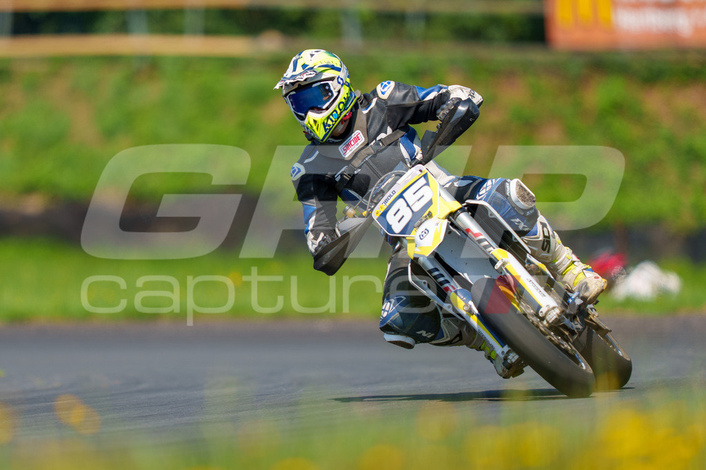 G-Cup + Supermoto Staatsmeisterschaft + Hungarian Supermoto Championship | GRIPcapture steht für authentische Sportfotografie in Österreich – für Momente, die mehr sind als Geschwindigkeit oder Ergebnis. Es geht um Emotion, Spannung, Fokus und den Augenblick, der oft nur einen Wimpernschlag dauert.Ob Motorsport, Teamsport oder 