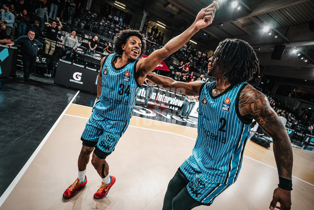 Basketball | Männer | Saison 2025/2026 | easyCredit Basketball Bundesliga | 13. Spieltag | Veolia Towers Hamburg vs. Rostock Seawolves | 22.04.2026 | v.l. Ross Williams (#34, Hamburg Towers) und Leonard Thorpe Jr. (#2, Veolia Towers Hamburg) feiern den Sieg