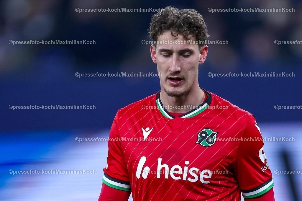 S0414032502202 | 14.03.2025, Fußball, FC Schalke 04 - Hannover 96, 2.. Fußball Bundesliga, 26. Spieltag, Veltins-Arena Gelsenkirchen, Saison 2024 2025: Phil Neumann (Hannover96 #5) DFB regulations prohibit any use of photographs as image sequences and or quasi-video.