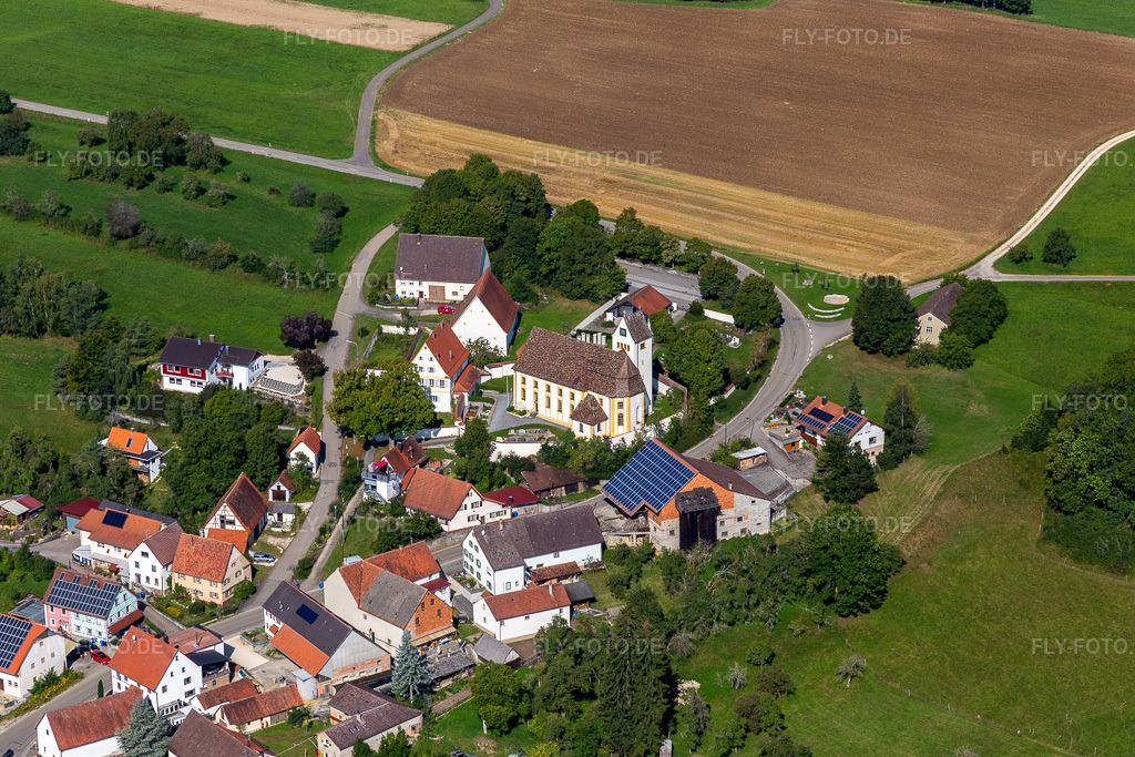 Luftbild: St. Jakobus im Ortsteil Dürrenwaldstetten in Langenenslingen im Bundesland Baden-Württemberg in Deutschland. Foto: IMG_129271.jpg vom 05.09.2021 durch Werner Riehm/FLY-FOTO.de