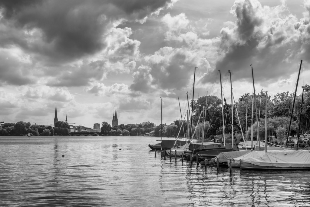 10230906 - Blick über die Außenalster  | Beeindruckende Schwarzweiß-Fotografie vom Blick über die Außenalster.